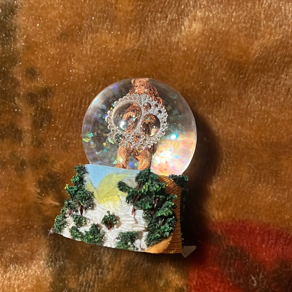 Mini lion globe